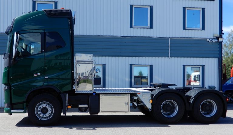 Volvos konceptdragbil kompletterad med tungdragarhydraulik. Volvo FH 6x4. Verktygsskåp stående bakom hytt med utdragbara lådor, rostfria brandsläckarboxar. Anslutningsramp med Multilinekoppling, stående rostfri hydraultank innanför täckplåt. Svanhalscylindrar, spakstyrd manöverventil. Durkplåtstäckning bak. Rammonterad rostfri verktygslåda med värme. Rostfri lyktramp på hyttvägg med ledljusramp och diodbakljus. Bredlastskylt i front.