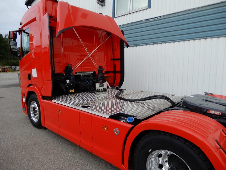Scania koncept dragbil, kompletterad med uppvikbart gångbord, ramtäckning bak, hydraultank och Autoline sandlådor C50