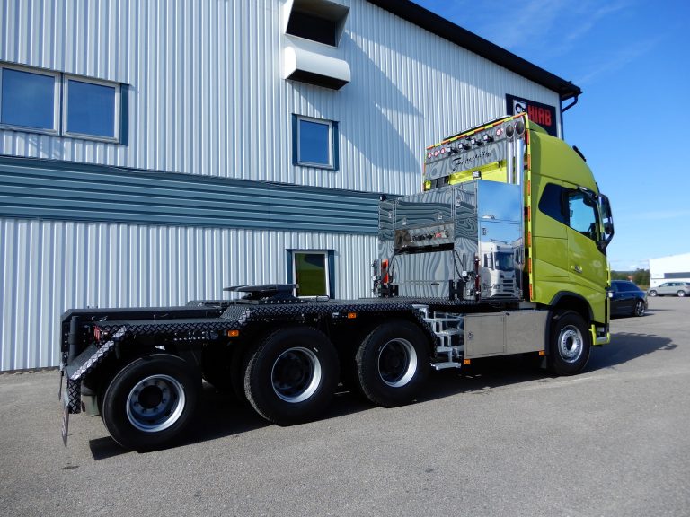 Volvo FH 8x4/4 3,40. Skiva JSK 38C och släde EV-HD. Gångbord och stänkskärmar i durkaluminium, galvad trapp båda sidor. Bakom hytt finns både hydraultank och bränsletank dolda i rostfria skåp. Lyktramp med bakljus, arbetsljus och logga. Blixtljusramp Awimex. Uppdragna avgasrör Lastec. Trux takbåge lackad svart med inbyggda diodlampor. Utdragbara bredlastskyltar med sidobelysning. Lyftcylindrar för svanhals, spakstyrd manöverventil.